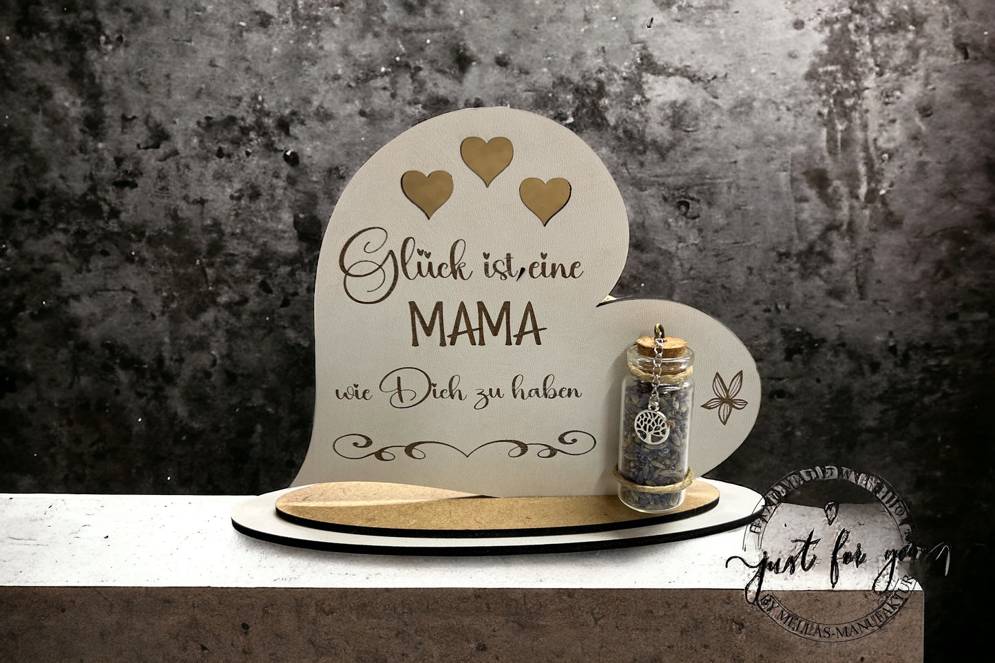 Selbstgemachtes Herz aus MDF Holz mit Gravur und Lavendelblütenfläschchen für die beste Mama der Welt!